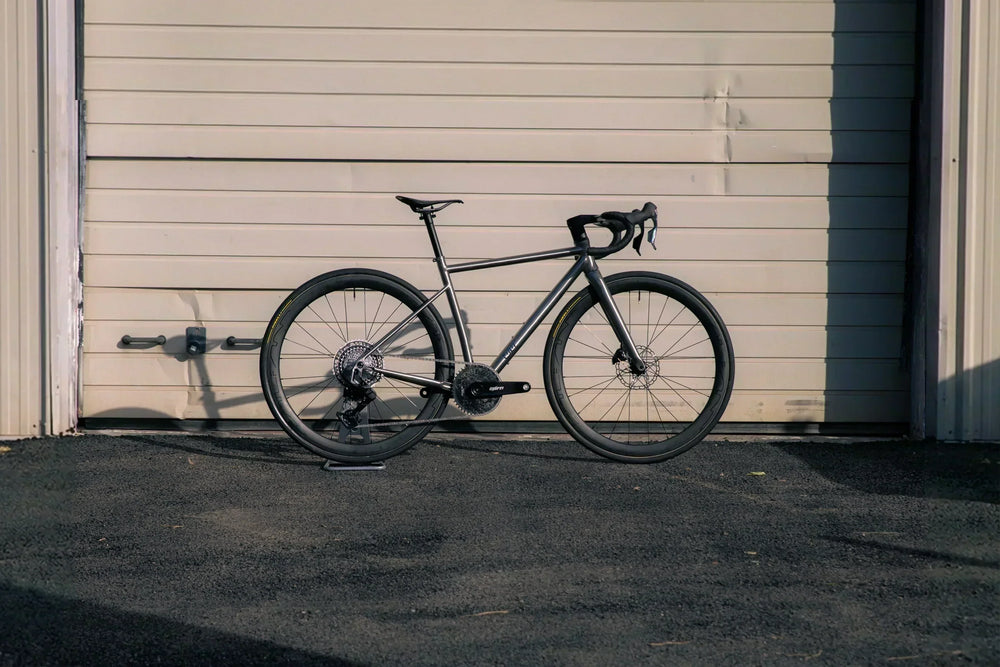 Swiift Mantra. Vélo Bike check. Full titane avec pédalier Cybrei et plateau carbone Gemini. Roues Alian carbone. Vélo de route allraod full titane CYKL