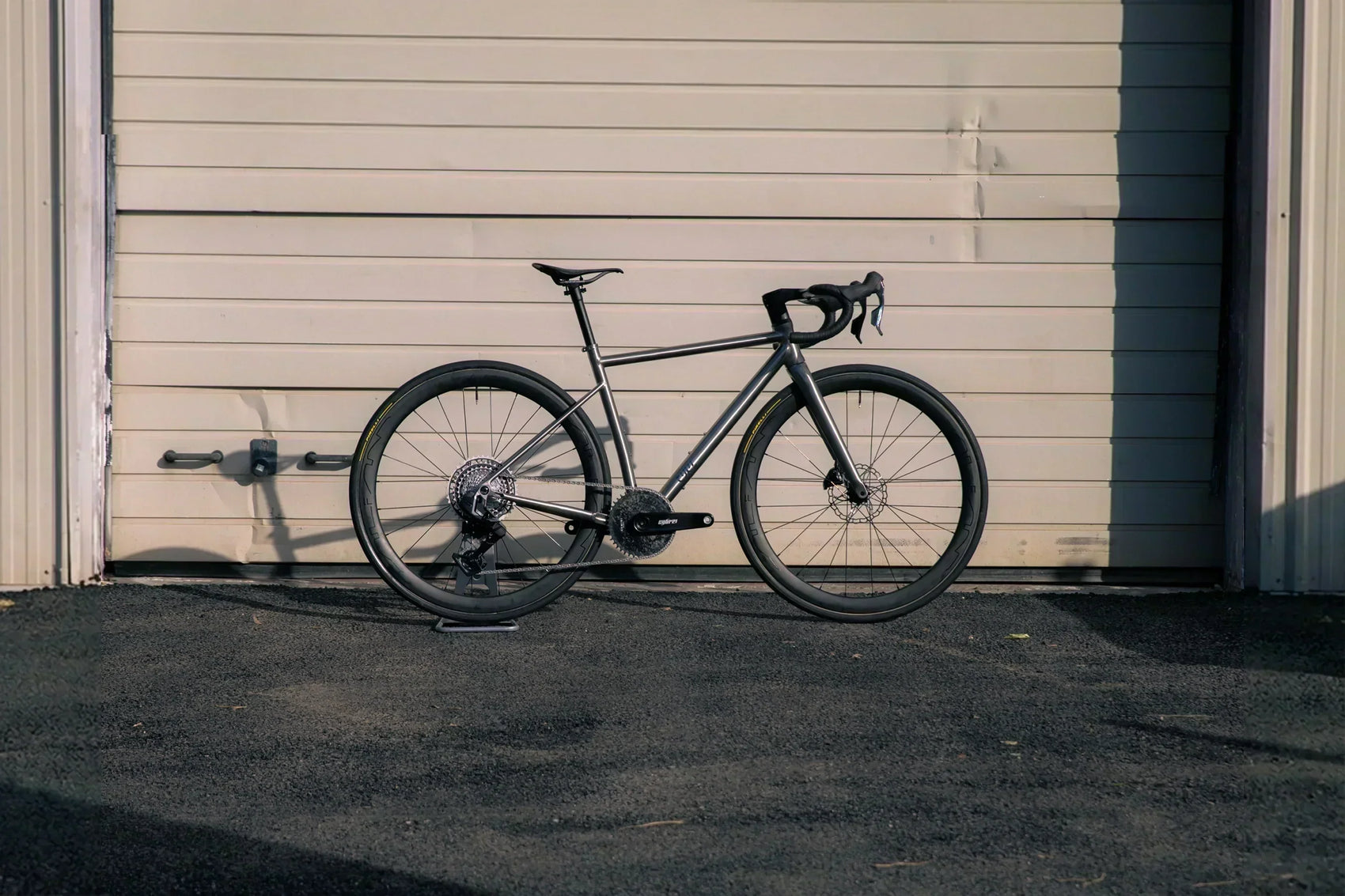 Swiift Mantra. Vélo Bike check. Full titane avec pédalier Cybrei et plateau carbone Gemini. Roues Alian carbone. Vélo de route allraod full titane CYKL