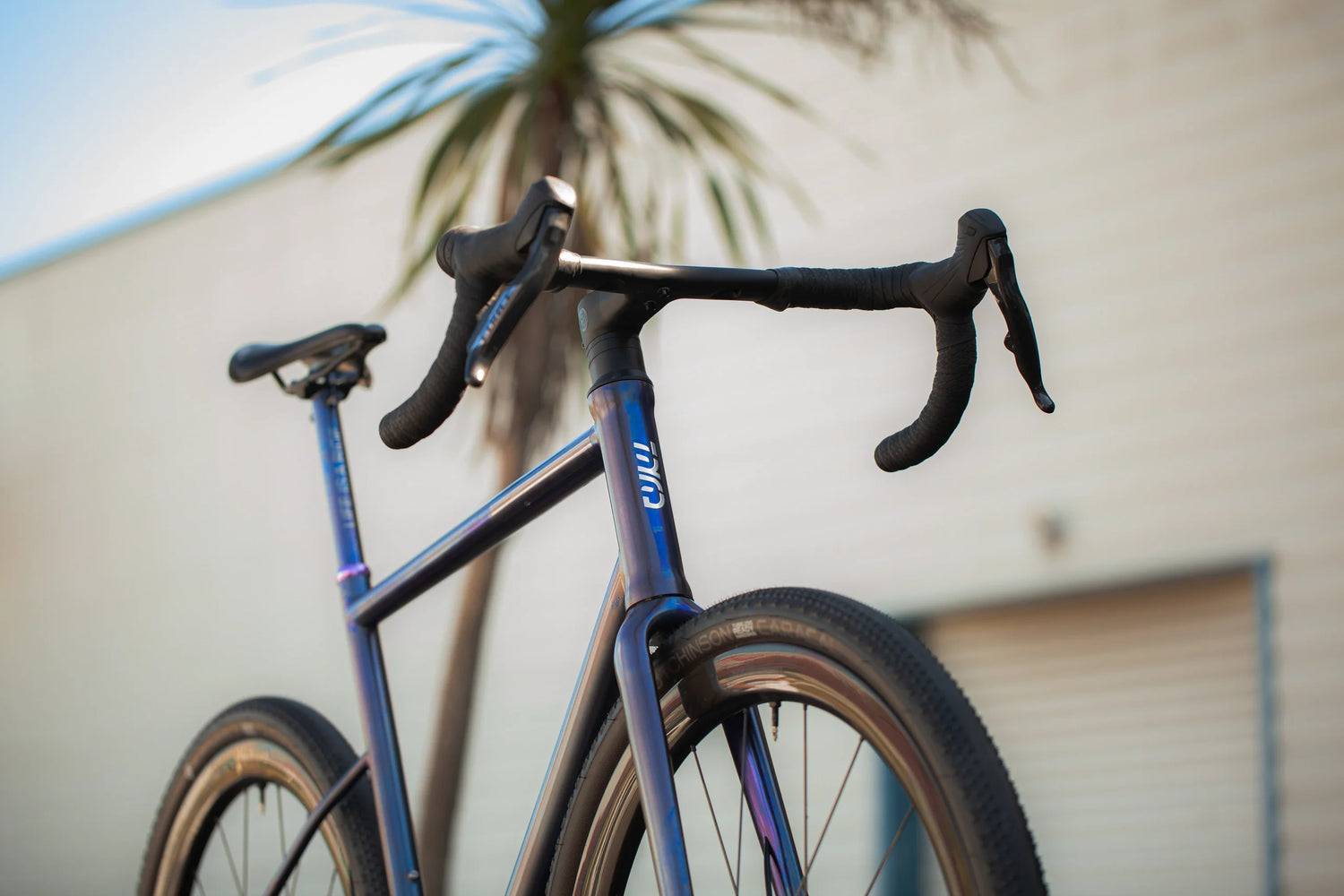 RAAVE anodisé bleu, gravel sportif en titane