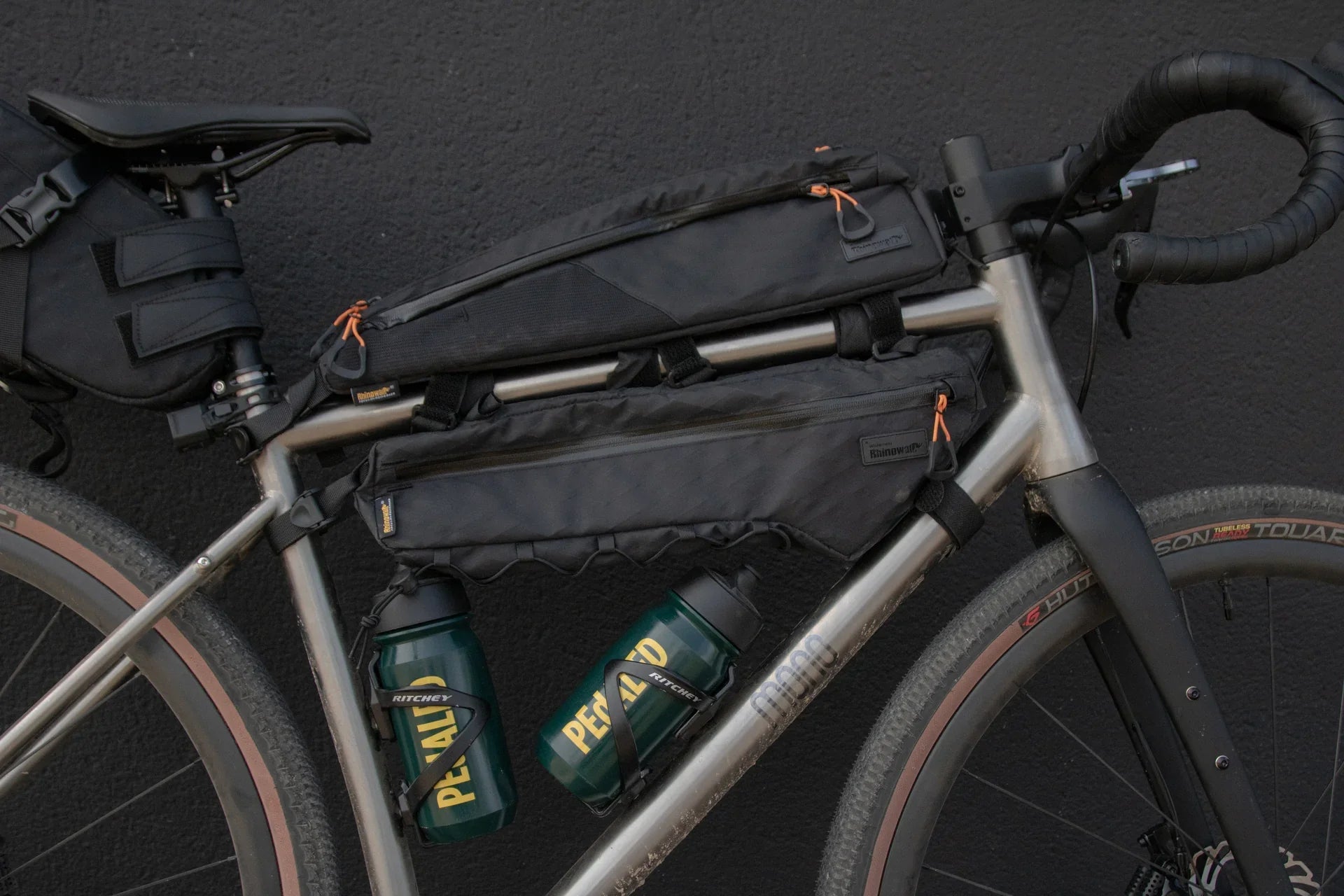 Gravel en titane MONO de CYKL avec des sacoches Rhinowalk pour le bikepacking