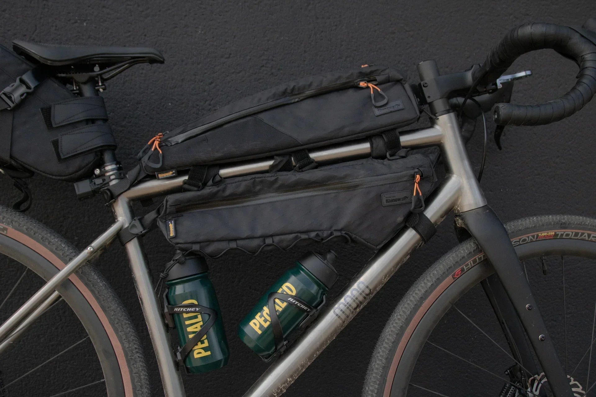 Gravel en titane MONO de CYKL avec des sacoches Rhinowalk pour le bikepacking