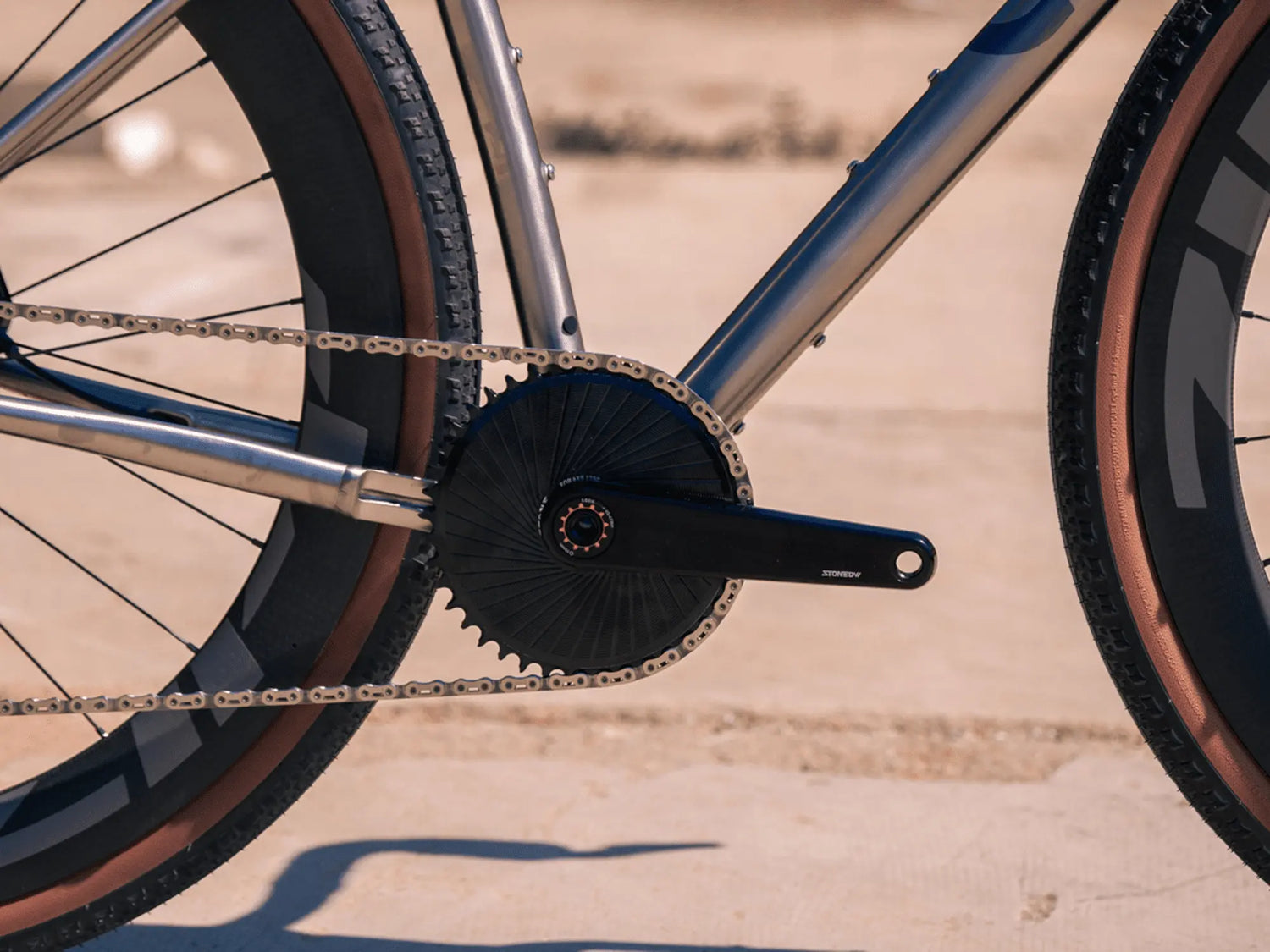 Pédalier Stone Aero noir avec plateau direct mount et manivelle alu CNC monté sur vélo gravel CYKL Raave avec roues Zipp 303.