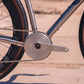 Pédalier Stone Aero argent anodisé monté sur cadre titane CYKL Raave avec chaîne 12 vitesses et roues Zipp 303. (Argent)