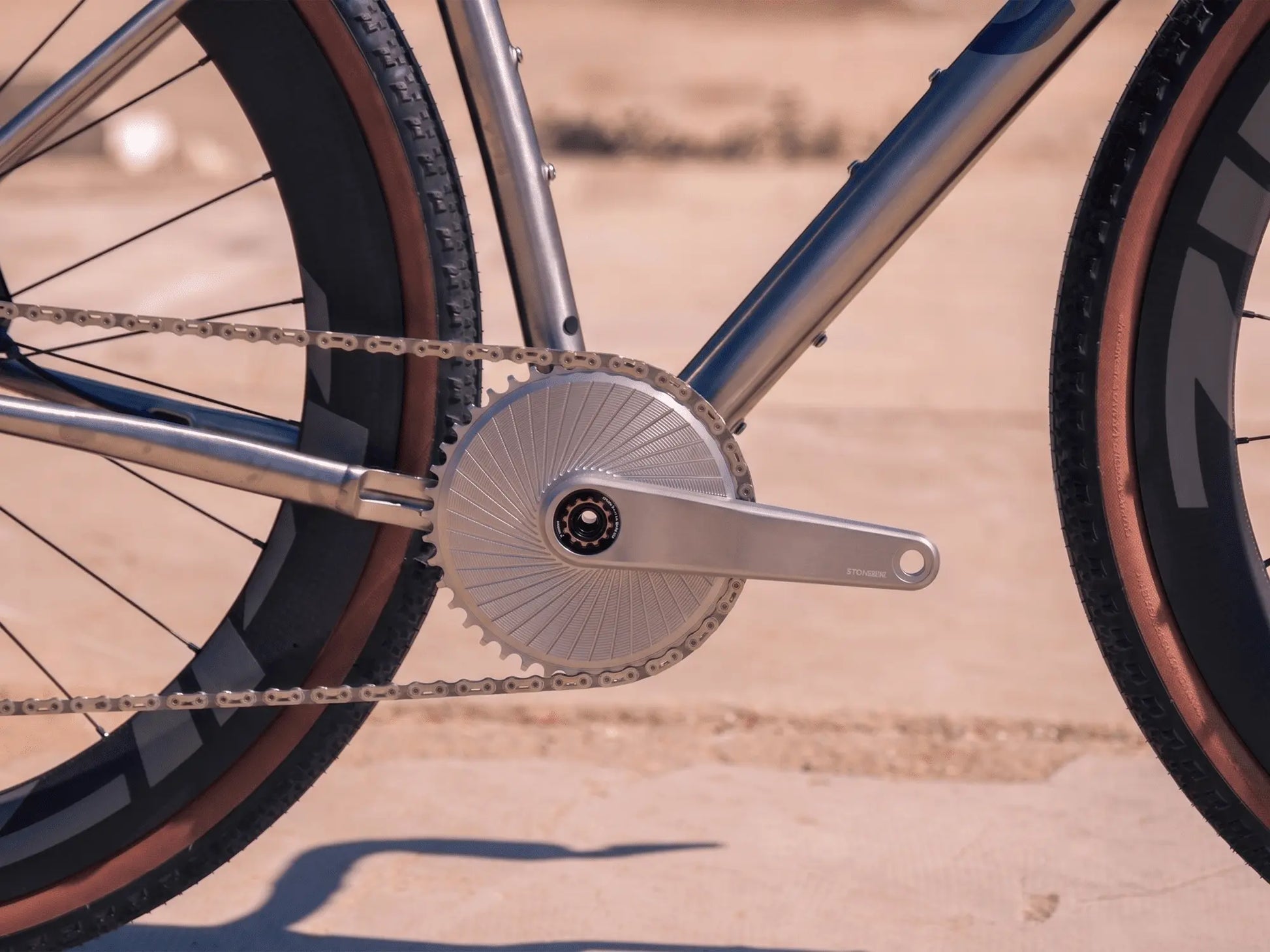 Pédalier Stone Aero argent anodisé monté sur cadre titane CYKL Raave avec chaîne 12 vitesses et roues Zipp 303. (Argent)