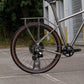 Porte bagages titane CYKL Mother Load monté sur un gravel en titane AARNY