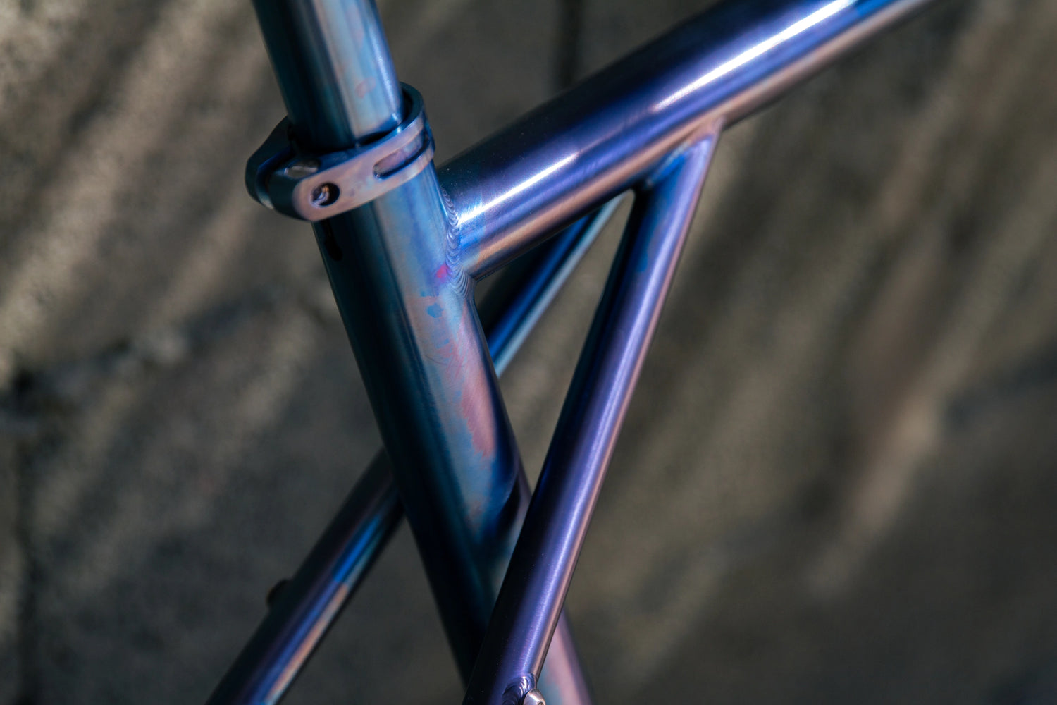 Détail des soudures et du collier de selle en titane sur le cadre de gravel CYKL GRAAVE à géométrie triple triangle.