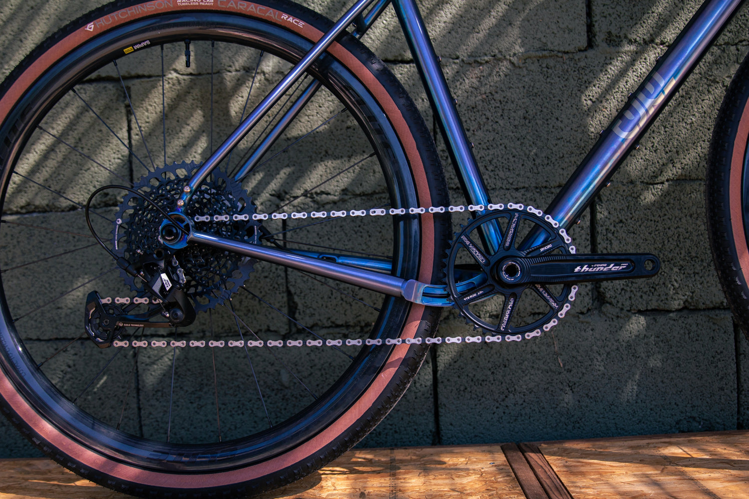 Transmission SRAM Apex D1 et pédalier Fovno Thunder-Pro sur vélo gravel titane CYKL GRAAVE bleu anodisé avec roues Elitewheels.