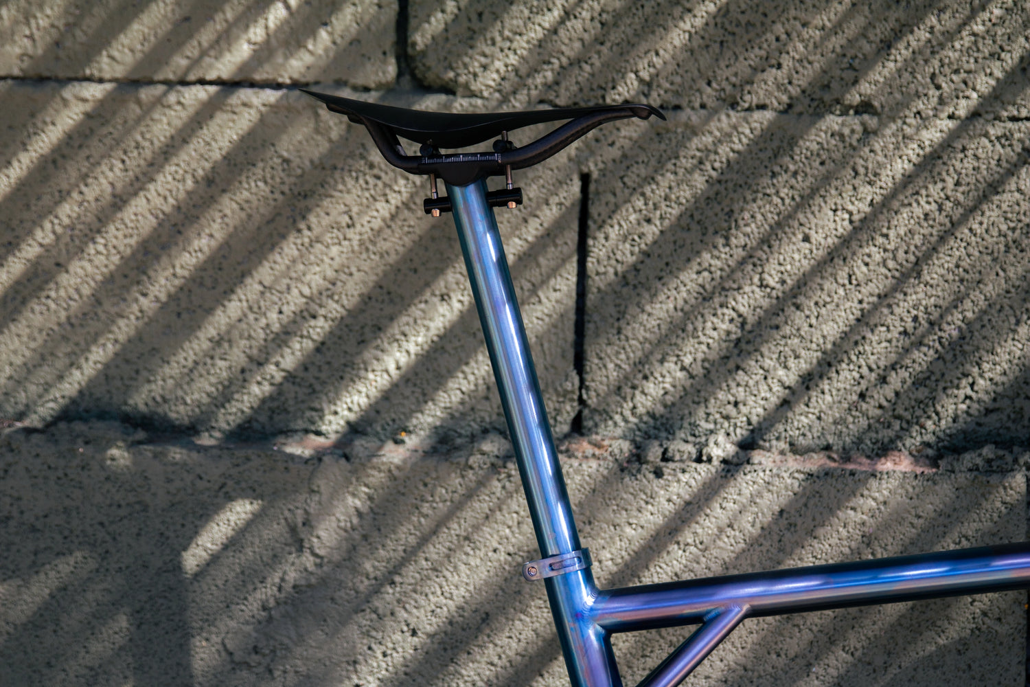 Tige de selle en titane bleu anodisé et selle carbone ultralégère CYKL sur un cadre de gravel sur mesure.