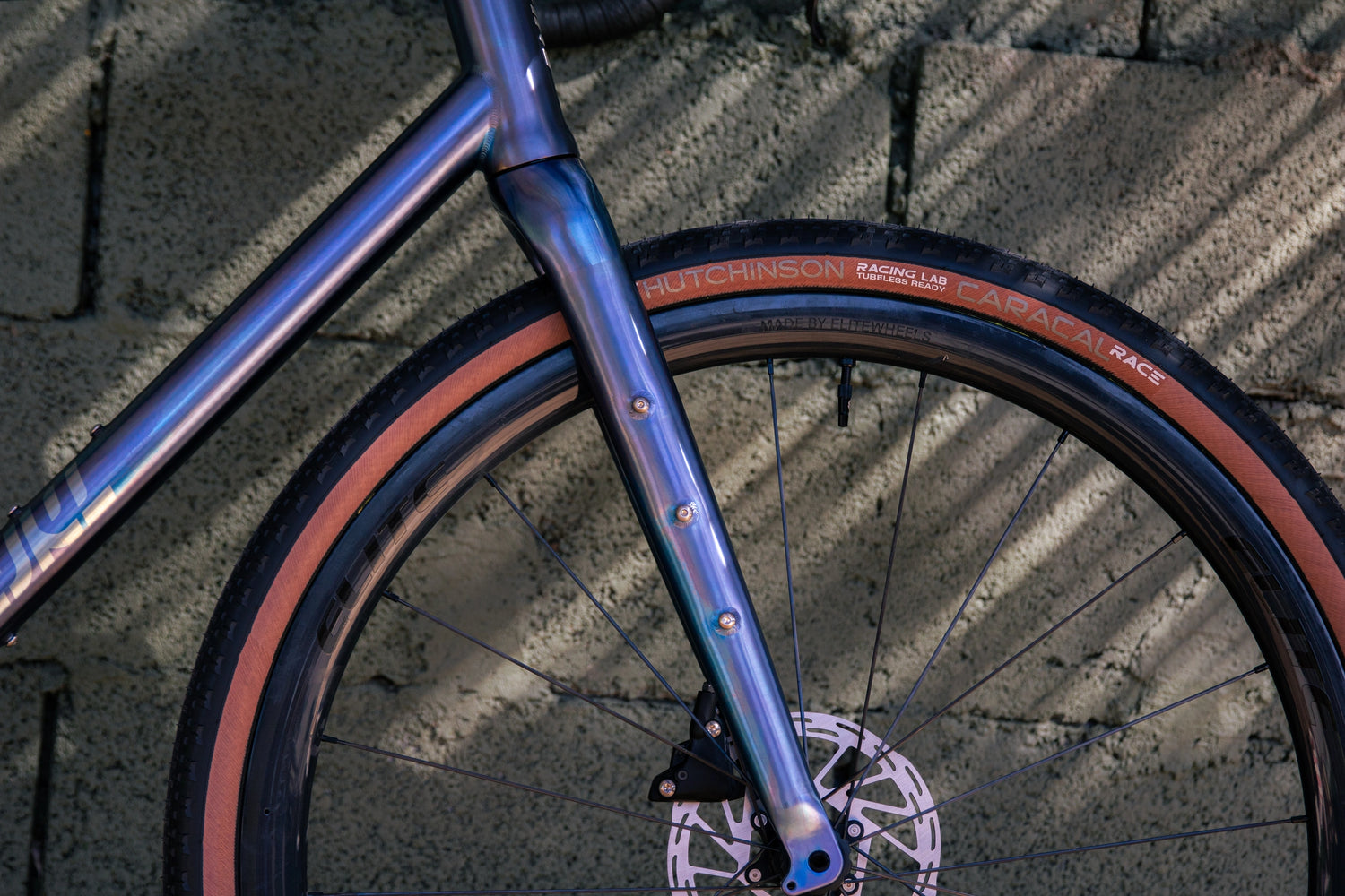 Fourche en titane CYKL anodisée bleu ciel avec pneu Hutchinson Caracal Race pour le bikepacking et l'aventure gravel.