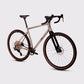 Vue trois-quarts du vélo complet CYKL MONO en titane Grade 9, illustrant la silhouette "Prêt-à-Rouler" et l'intégration de la fourche carbone.