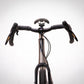 Vue frontale du cintre gravel évasé sur le CYKL MONO équipé de leviers L-TWOO 12v, montrant l'ergonomie des commandes et la gestion de la câblerie.