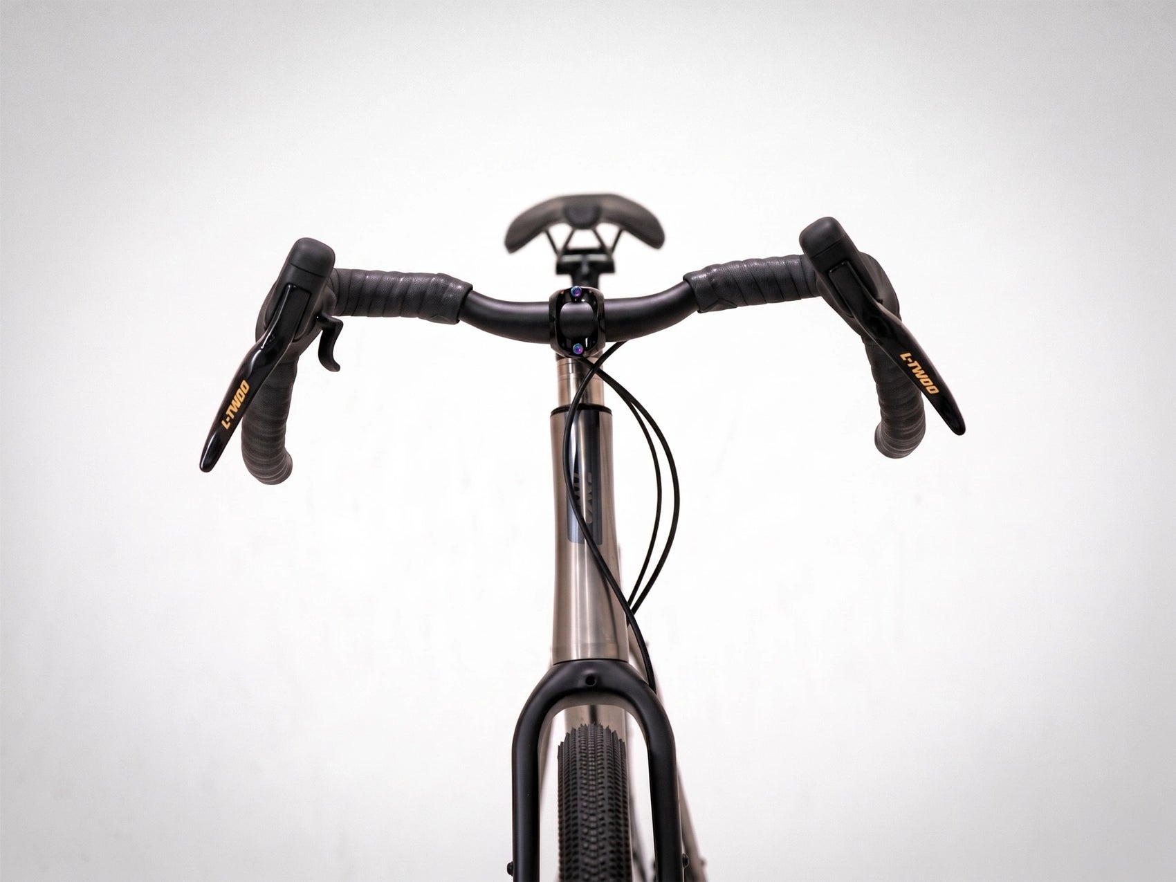 Vue frontale du cintre gravel évasé sur le CYKL MONO équipé de leviers L-TWOO 12v, montrant l'ergonomie des commandes et la gestion de la câblerie.