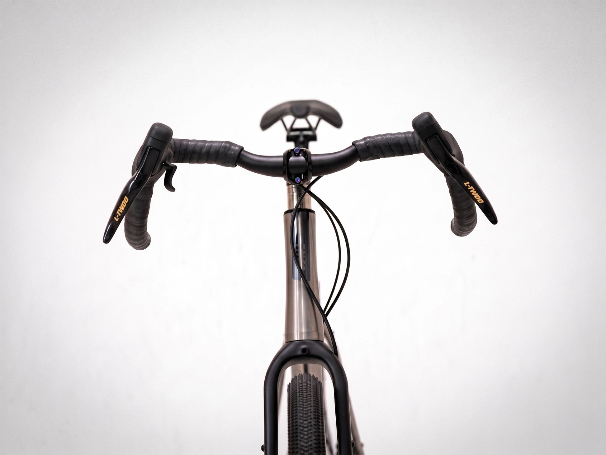 Vue frontale du cintre gravel évasé sur le CYKL MONO équipé de leviers L-TWOO 12v, montrant l'ergonomie des commandes et la gestion de la câblerie.