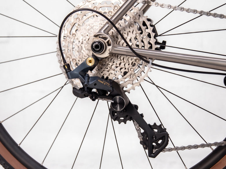 Détail de la transmission L-TWOO GRT 12 vitesses sur le moyeu arrière du CYKL MONO, exposant le dérailleur et la cassette validés par l'atelier pour leur fiabilité mécanique.