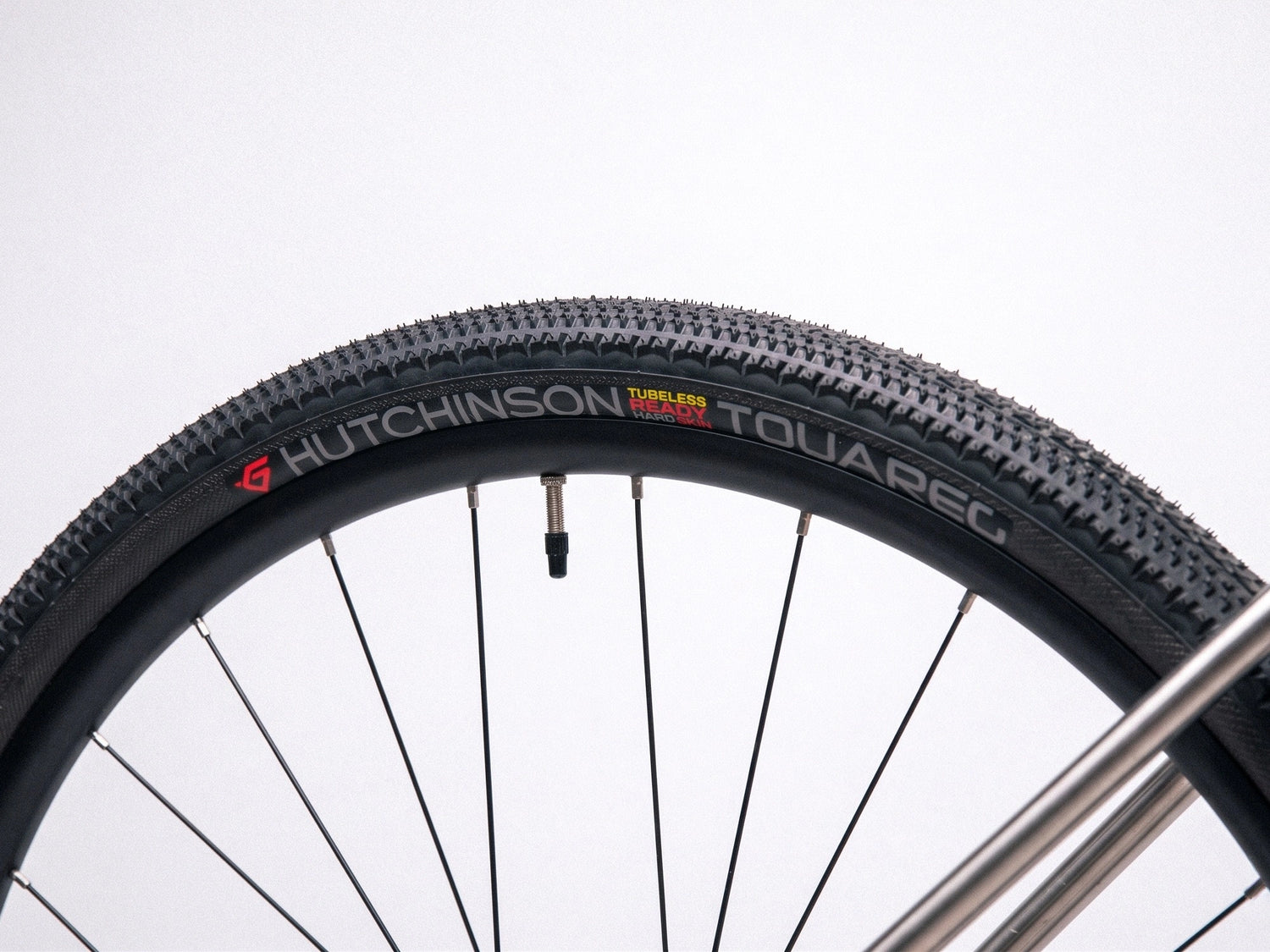 Pneu Hutchinson Touareg 700x45c version flancs noirs monté sur jante aluminium tubeless ready, validé par l'atelier pour sa polyvalence.
