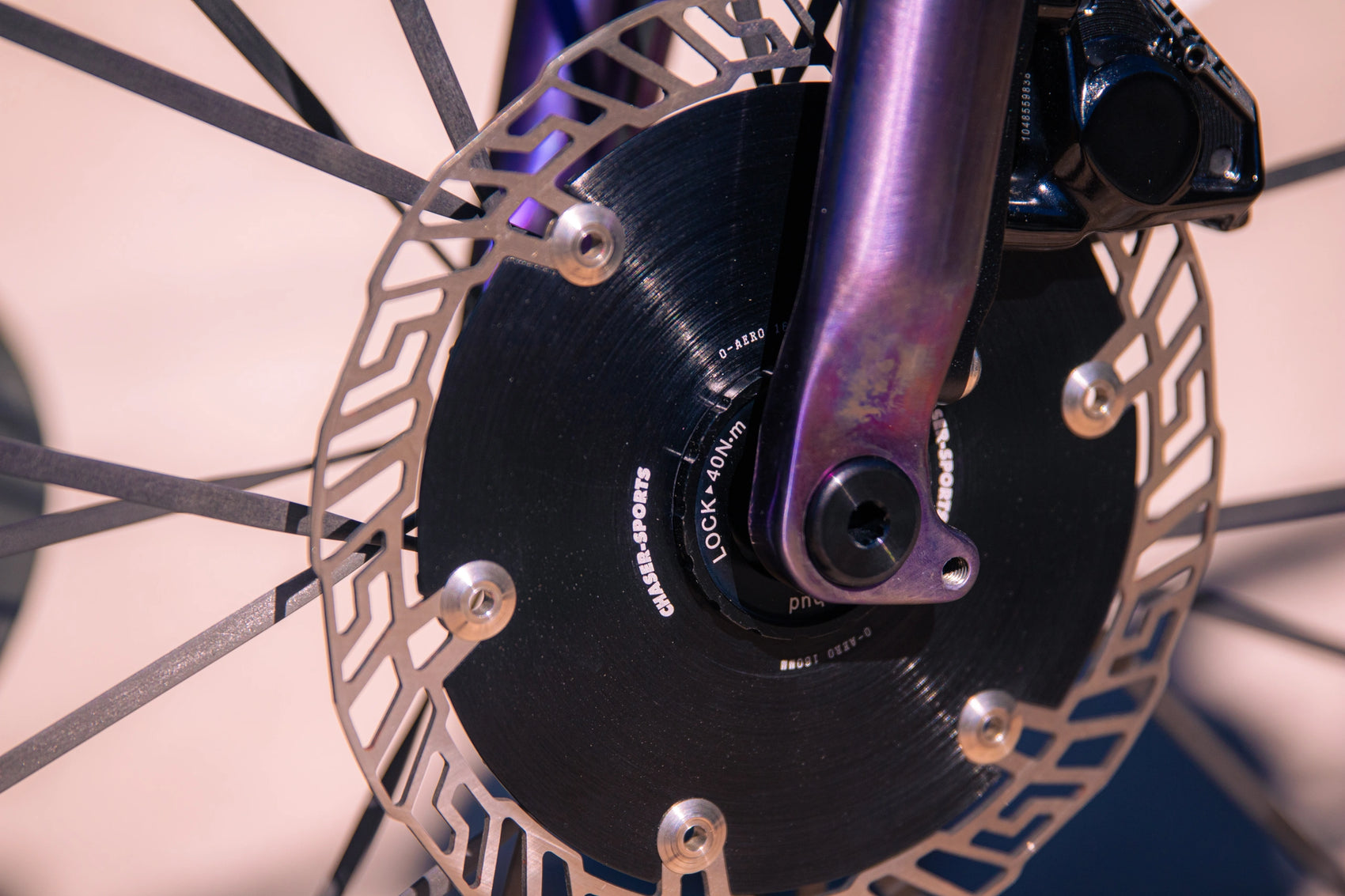 Gros plan technique de l’interface de freinage CHASER 0-AERO 160mm. Installation sur moyeu Centerlock montrant le noyau aérodynamique en aluminium 7075 T6 et le serrage du lockring.
