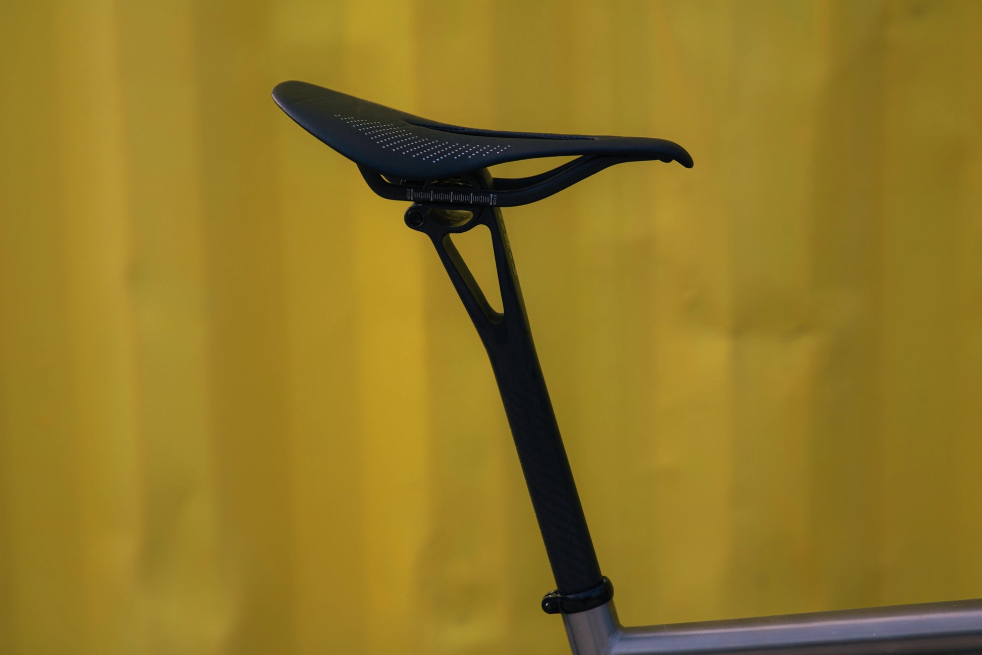 Photographie de studio nette de la tige de selle carbone Blaade, prête pour le montage.