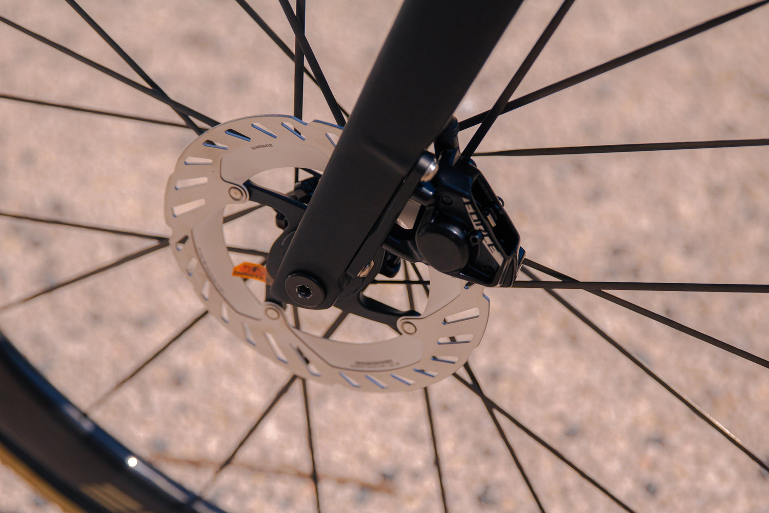 Étrier de frein SRAM Force et disque de freinage Shimano montés sur la fourche carbone du vélo CYKL SWIIFT.