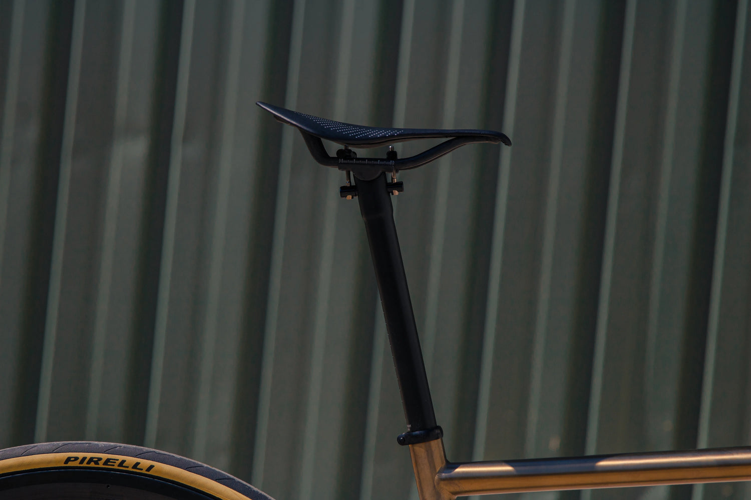Tige de selle et selle Ultralight SL 100% carbone montées sur le vélo de route CYKL SWIIFT titane.