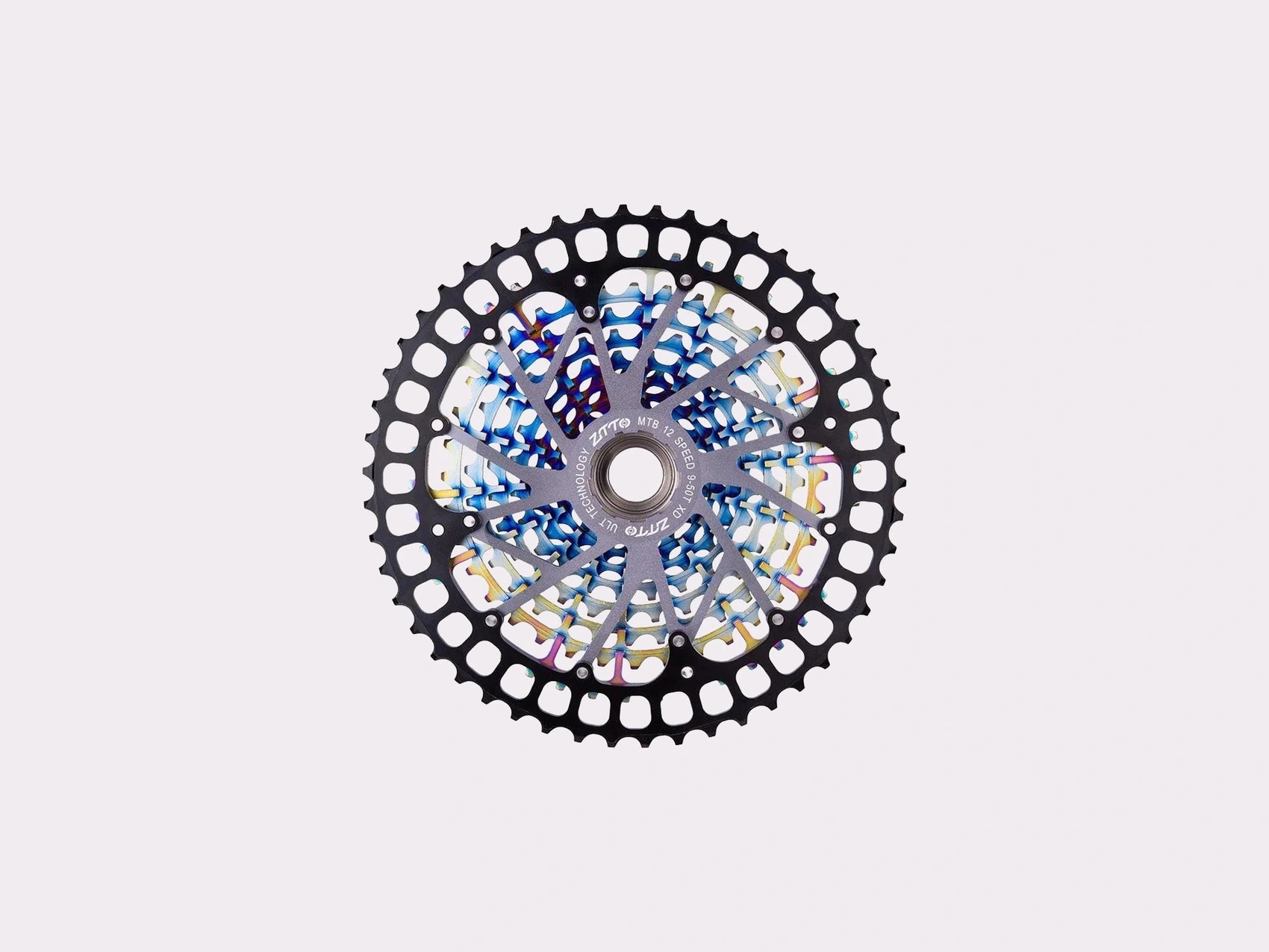 Macro-photographie de l'interface centrale de la cassette Sunrace ULT XD 9-50T. Mise au point sur les pignons inférieurs de 9T et 11T, ainsi que sur l'interface cannelée pour le corps de roue libre standard SRAM XD. Les rampes de passage usinées sont visibles.
