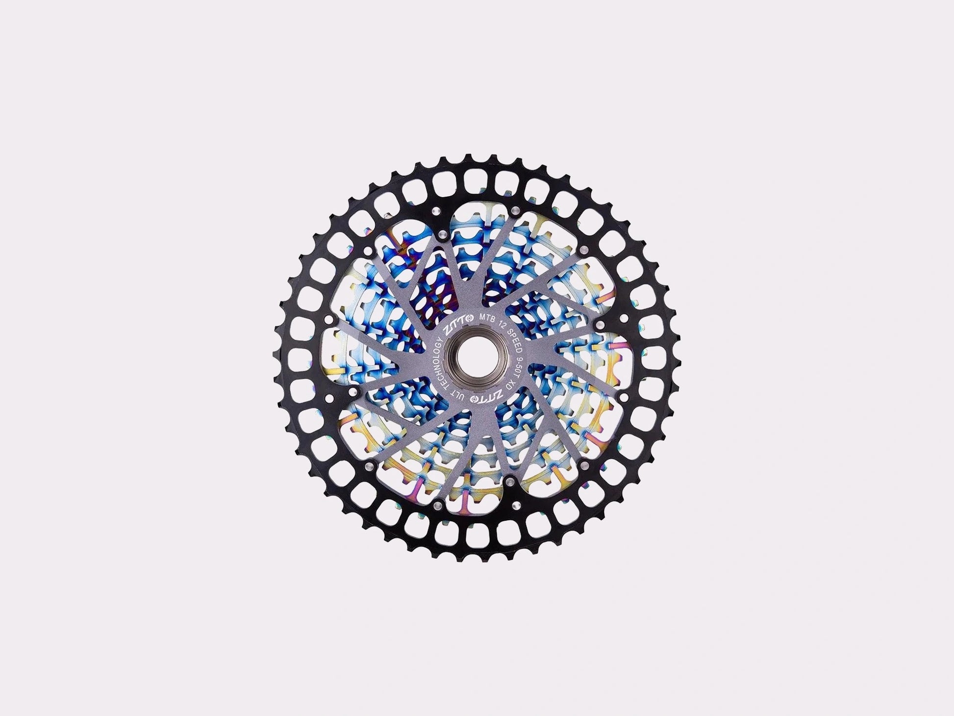 Macro-photographie de l'interface centrale de la cassette Sunrace ULT XD 9-50T. Mise au point sur les pignons inférieurs de 9T et 11T, ainsi que sur l'interface cannelée pour le corps de roue libre standard SRAM XD. Les rampes de passage usinées sont visibles.