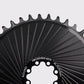 Plan rapproché sur les dents narrow-wide du plateau Stone Aero 40T noir pour SRAM Flattop, marquage laser "ROUND" et "AL7075-T651". (Noir)