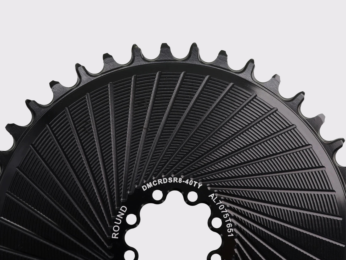 Plan rapproché sur les dents narrow-wide du plateau Stone Aero 40T noir pour SRAM Flattop, marquage laser "ROUND" et "AL7075-T651". (Noir)
