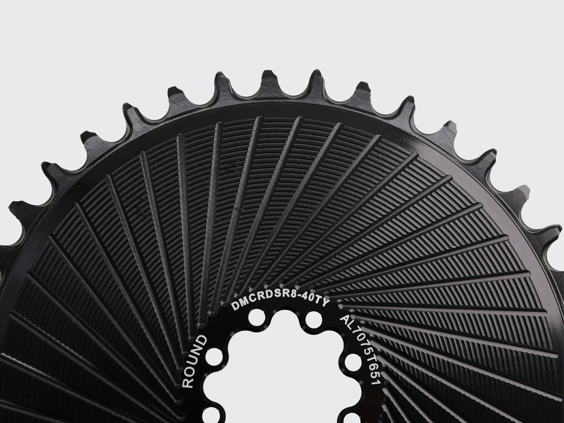 Plan rapproché sur les dents narrow-wide du plateau Stone Aero 40T noir pour SRAM Flattop, marquage laser "ROUND" et "AL7075-T651". (Noir)