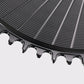 Macro sur l'usinage CNC de précision des dents narrow-wide du plateau Stone Aero noir, fini texturé de la surface en aluminium.