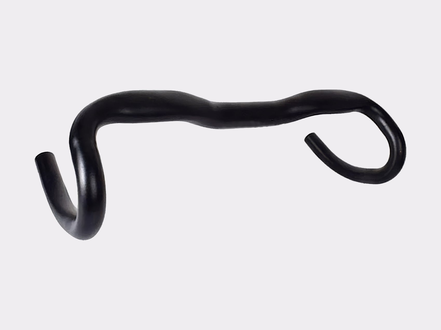 Vue de profil ergonomique du guidon de gravel CYKL illustrant la courbure supérieure et la finition de surface sablée.