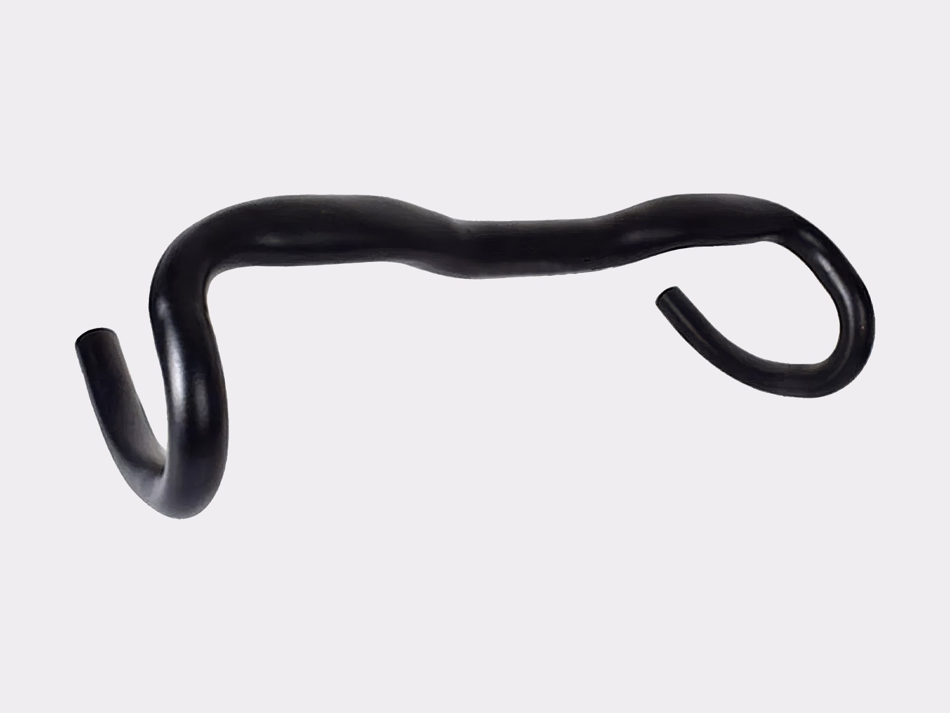 Vue de profil ergonomique du guidon de gravel CYKL illustrant la courbure supérieure et la finition de surface sablée.