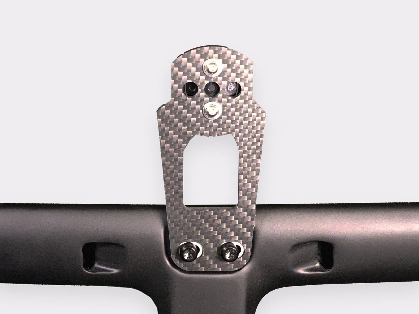 Zoom sur le support compteur GPS en carbone fixé sous le cockpit intégré CYKL GEN2, avec plaque de montage ajourée.