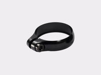 Collier de selle aluminium CYKL – vue latérale, usinage CNC, finition anodisée noire, serrage fiable pour vélo route et gravel