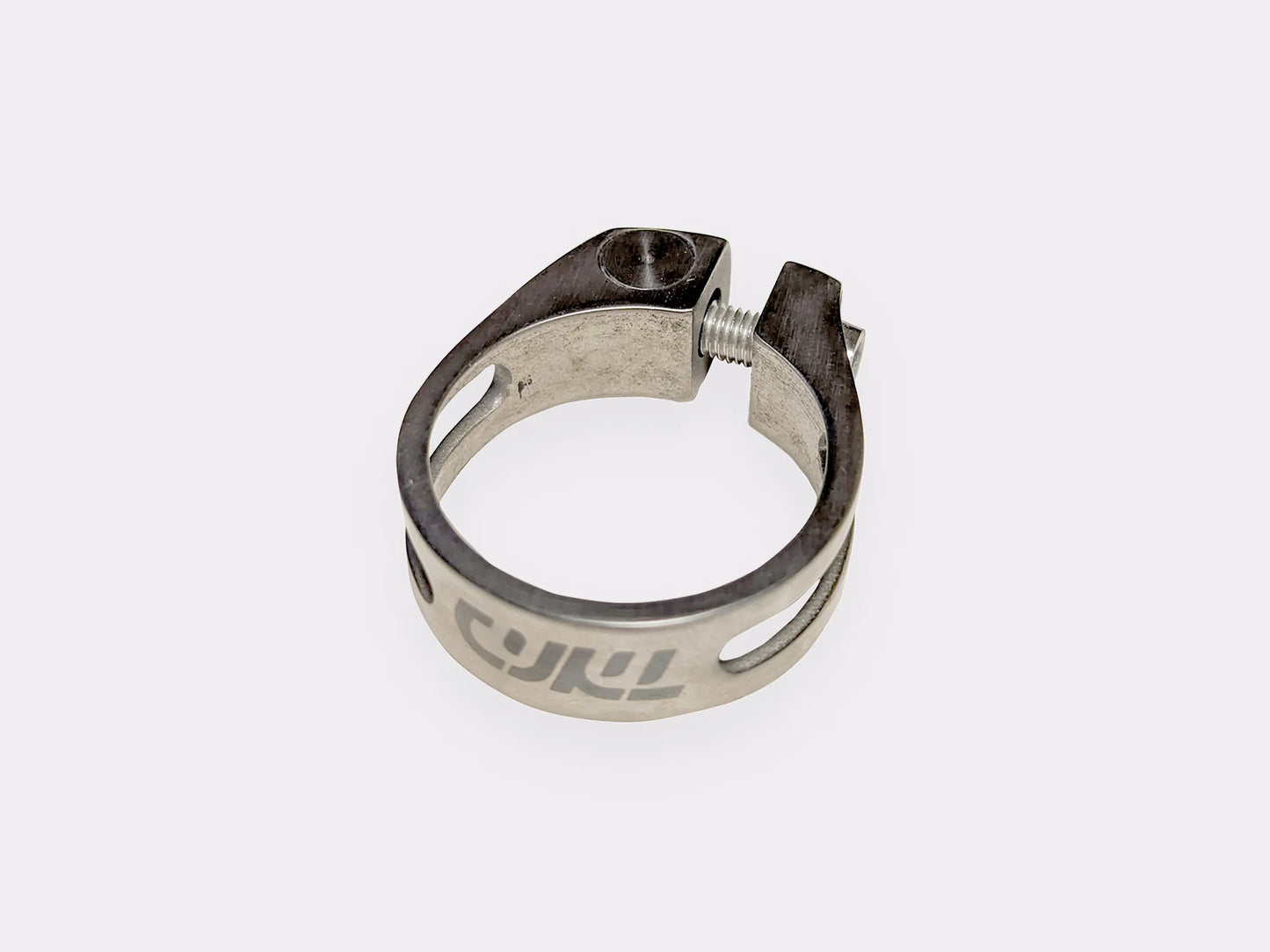 Collier de selle titane CYKL – vue latérale, usinage CNC, finition brossée, serrage précis pour cadre titane