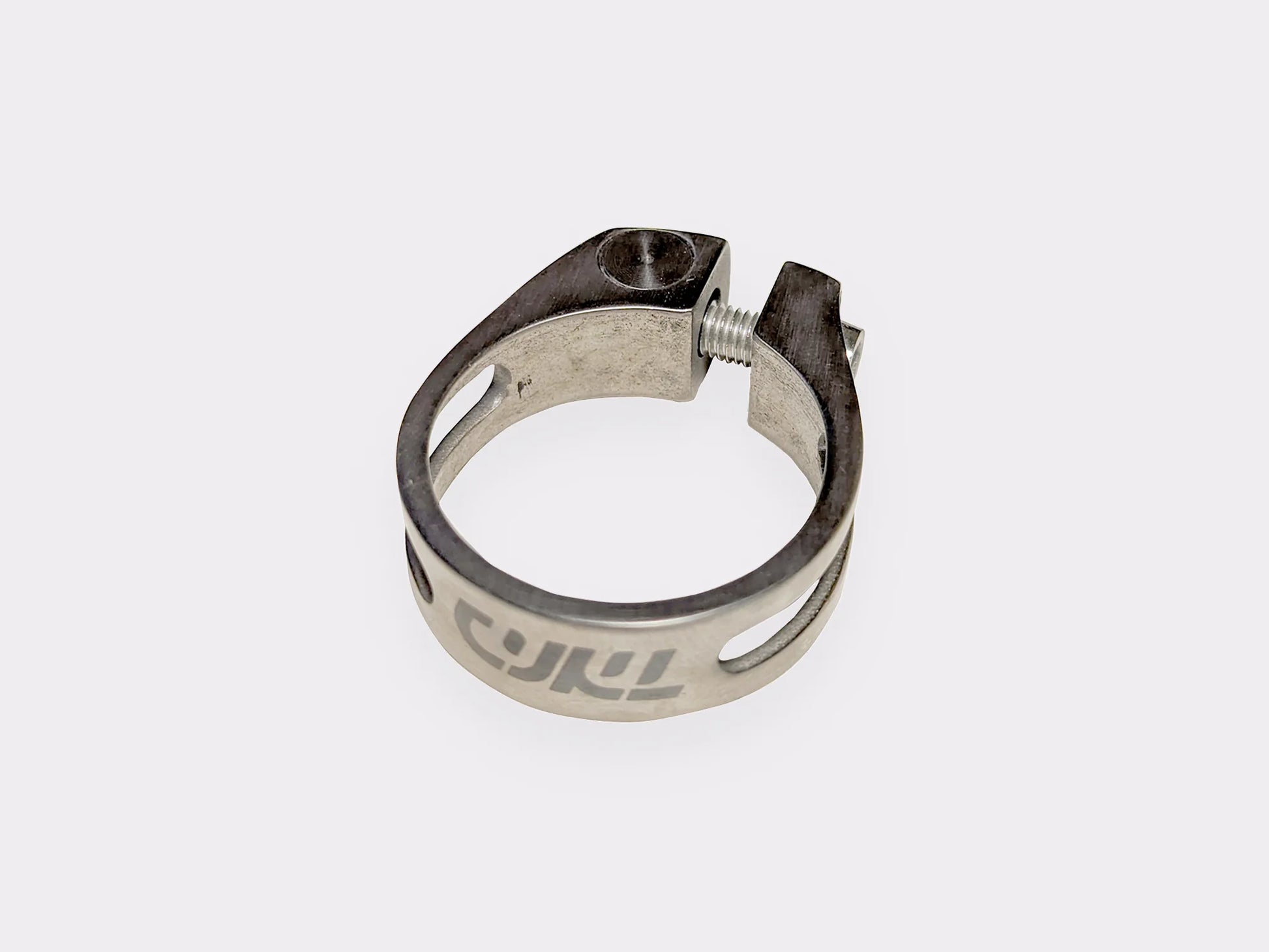 Collier de selle titane CYKL – vue latérale, usinage CNC, finition brossée, serrage précis pour cadre titane