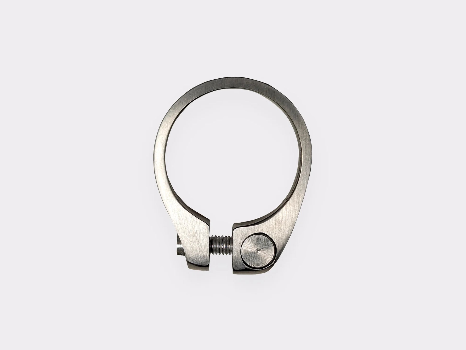 Zoom sur le collier de selle titane CYKL – vis titane, design minimaliste, compatibilité tige de selle 27.2 mm