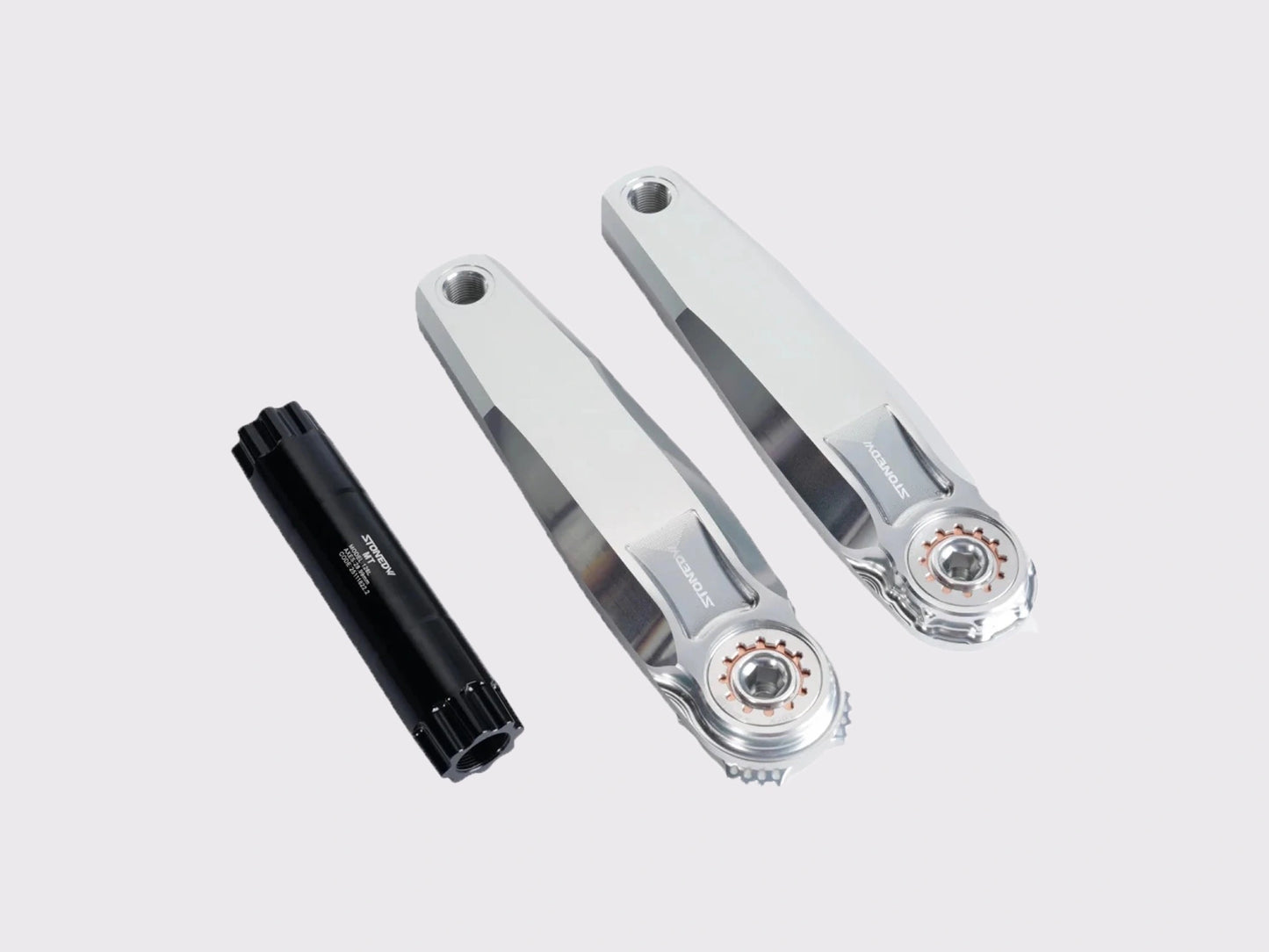 Vue détaillée des manivelles Stone usinées argent et de l'axe DUB 29 mm démonté avec interface SRAM 8 vis. (Argent)