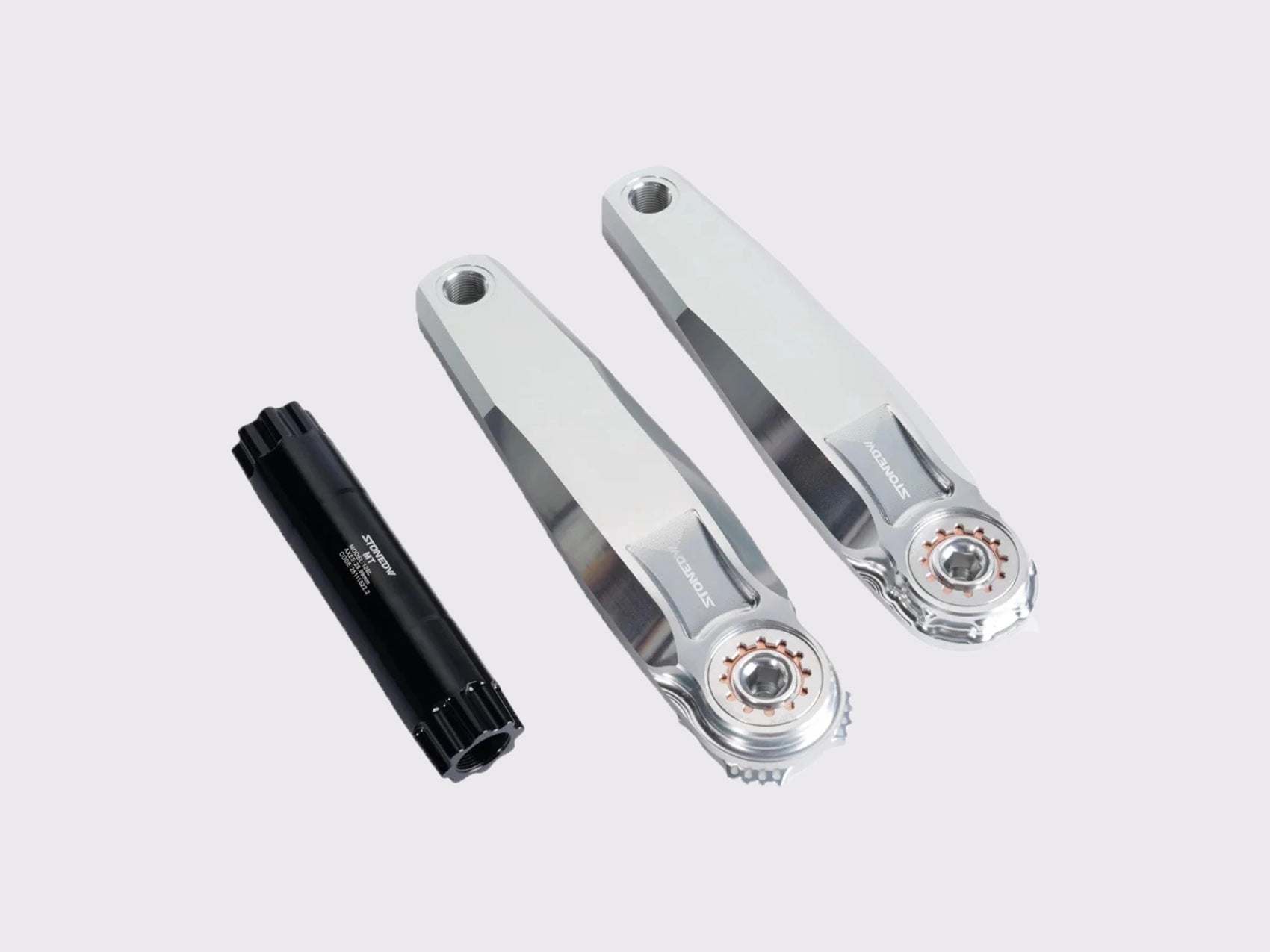 Vue détaillée des manivelles Stone usinées argent et de l'axe DUB 29 mm démonté avec interface SRAM 8 vis. (Argent)