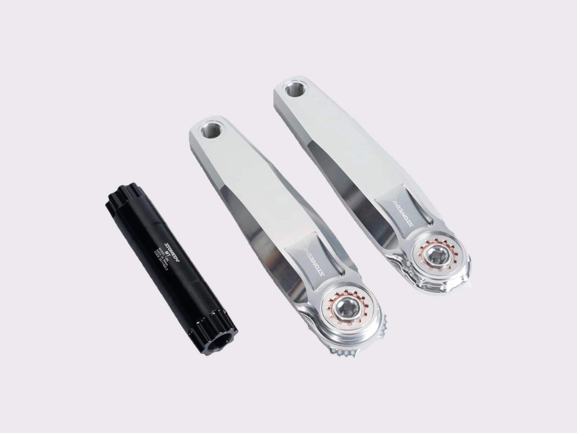 Vue détaillée des manivelles Stone usinées argent et de l'axe DUB 29 mm démonté avec interface SRAM 8 vis. (Argent)