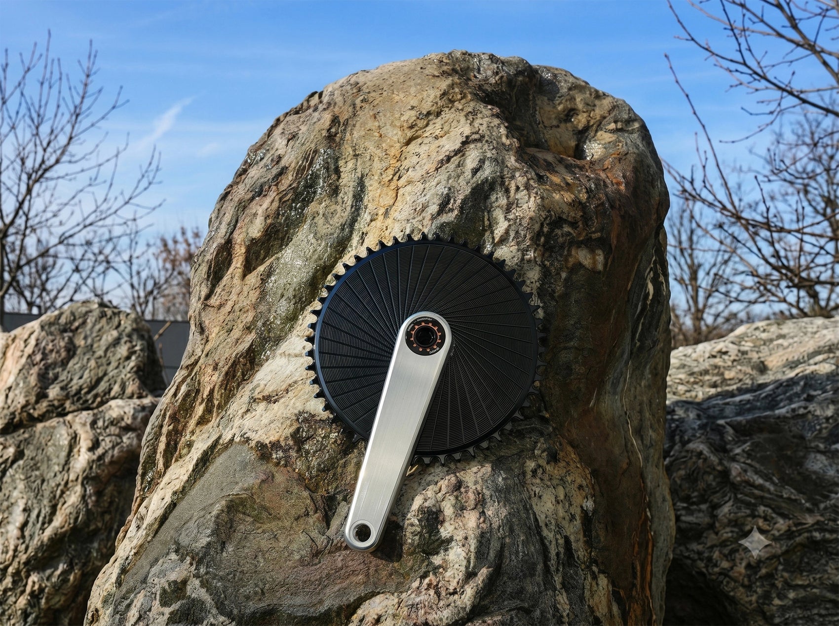 Manivelle Stone en aluminium brut brossé montée avec un grand plateau aéro noir sur fond minéral