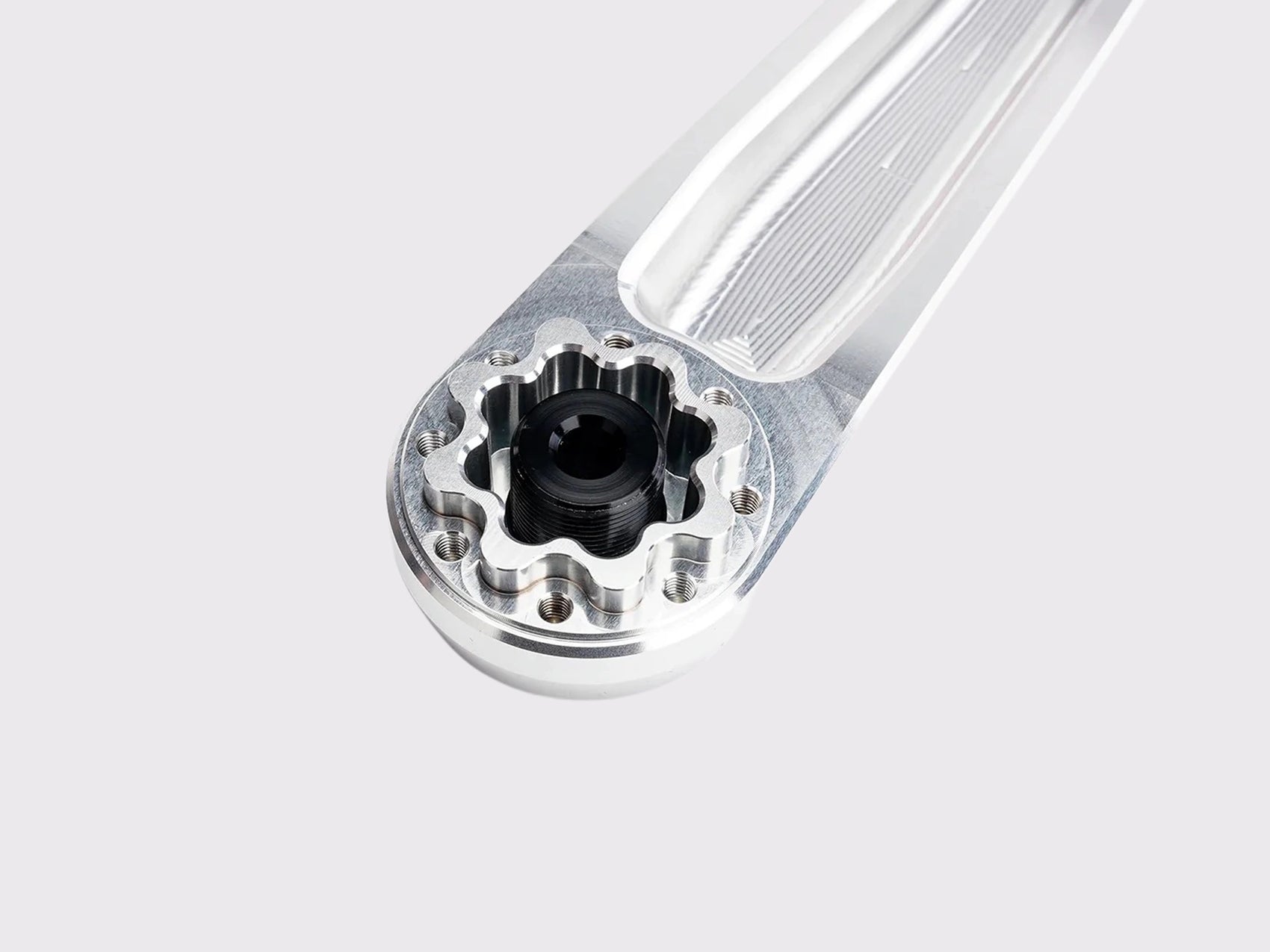 Gros plan sur l'interface de fixation à 8 vis type SRAM AXS usinée CNC sur une manivelle en aluminium brut