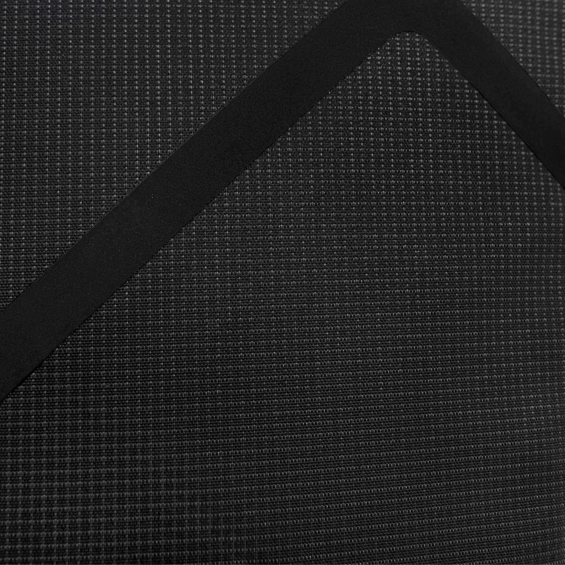Gros plan sur le matériau technique LiteGrid étanche et anti-déchirure de la sacoche noire Cyclite (Noir)