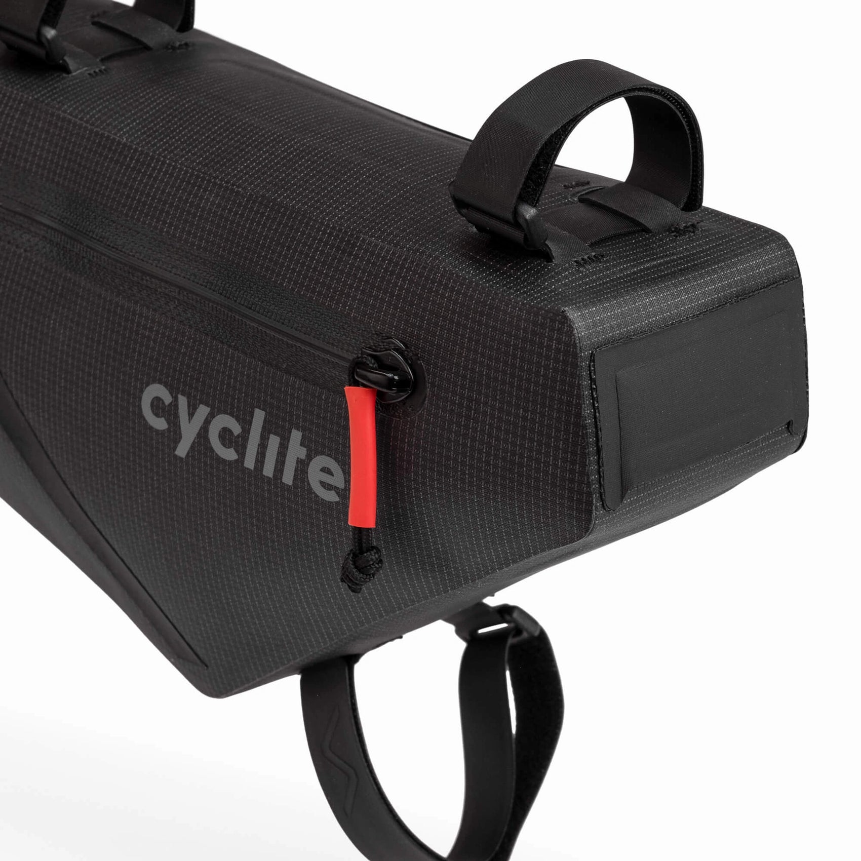 Gros plan sur la partie avant de la sacoche Cyclite Frame Bag 02 noire, montrant le port de passage protégé pour câble d'alimentation ou tuyau d'hydratation. (Noir)