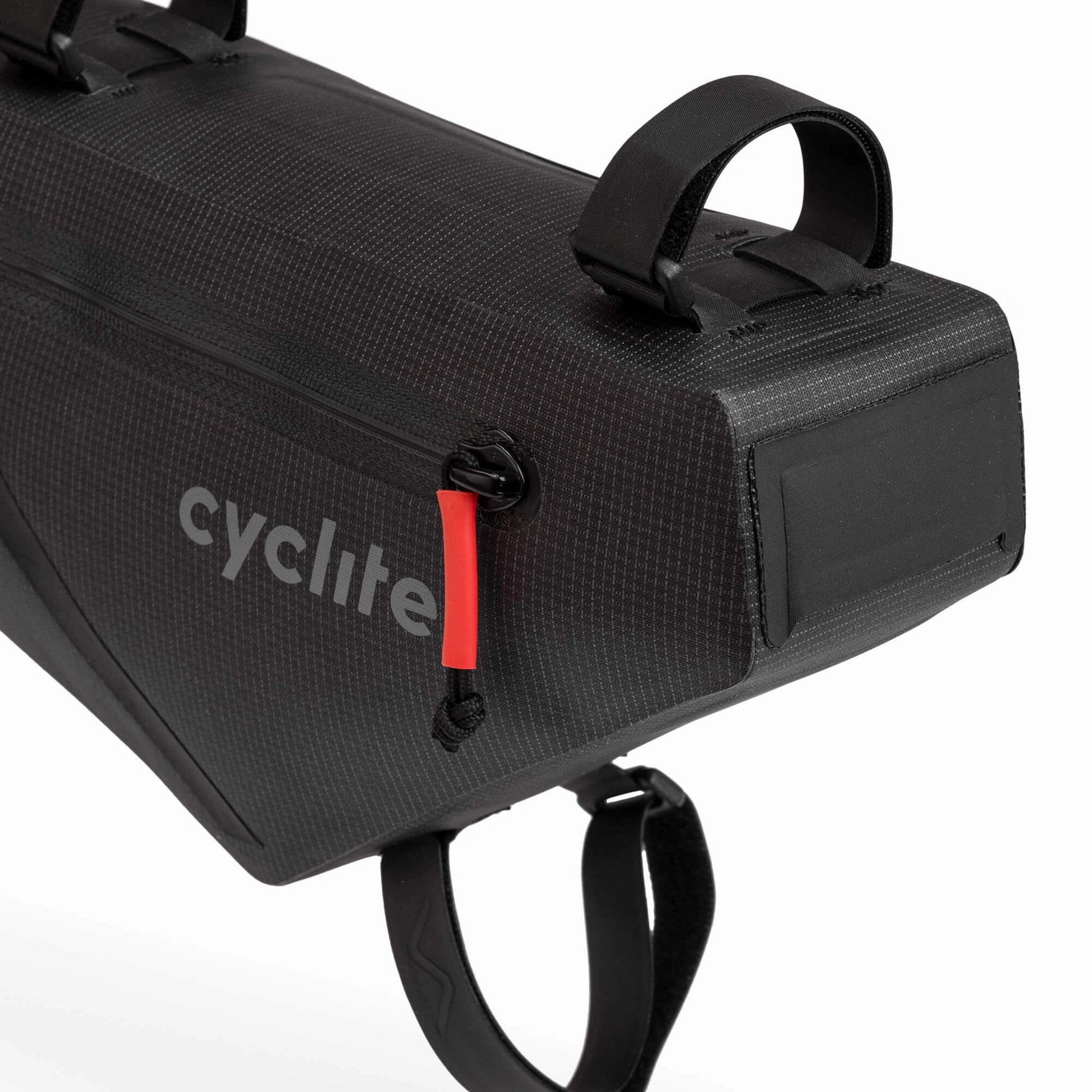 Gros plan sur la partie avant de la sacoche Cyclite Frame Bag 02 noire, montrant le port de passage protégé pour câble d'alimentation ou tuyau d'hydratation. (Noir)