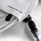 Détail technique du passage de guidage Hydration Tube sur la bretelle du gilet Cyclite Hydration Vest 01 blanc.