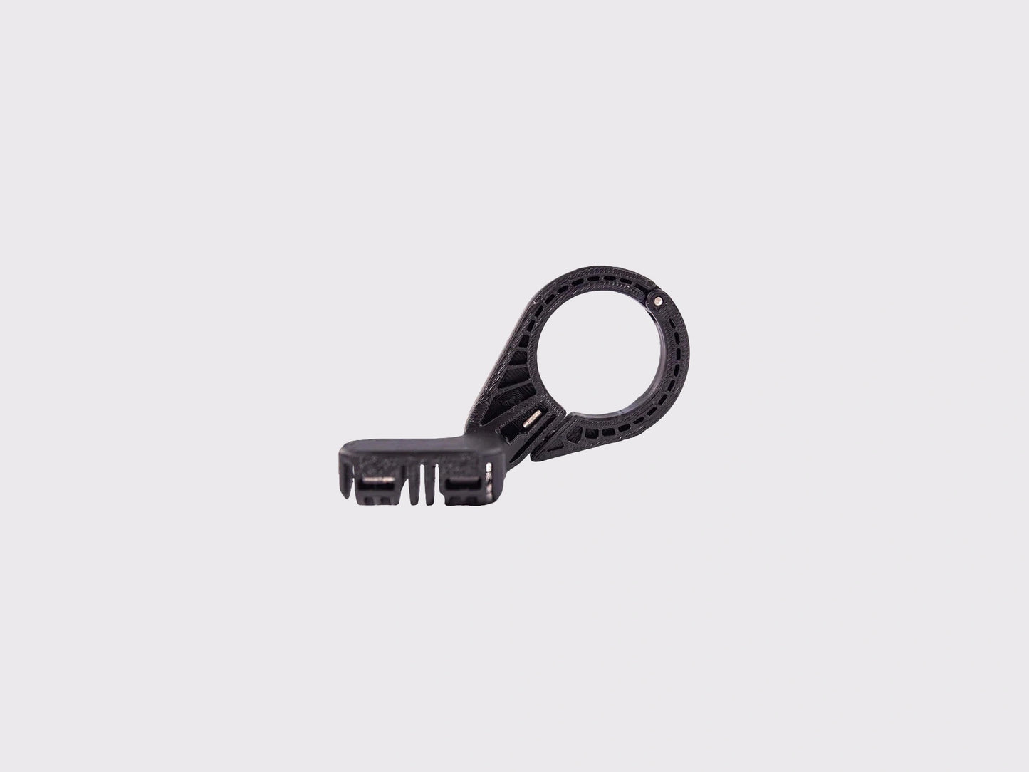Fixation Cyclite Nano Handle Bar Mount 01 pour bikepacking, vue latérale exposant la structure évidée du bras de liaison et l'interface de connexion pour sacoche Nano.