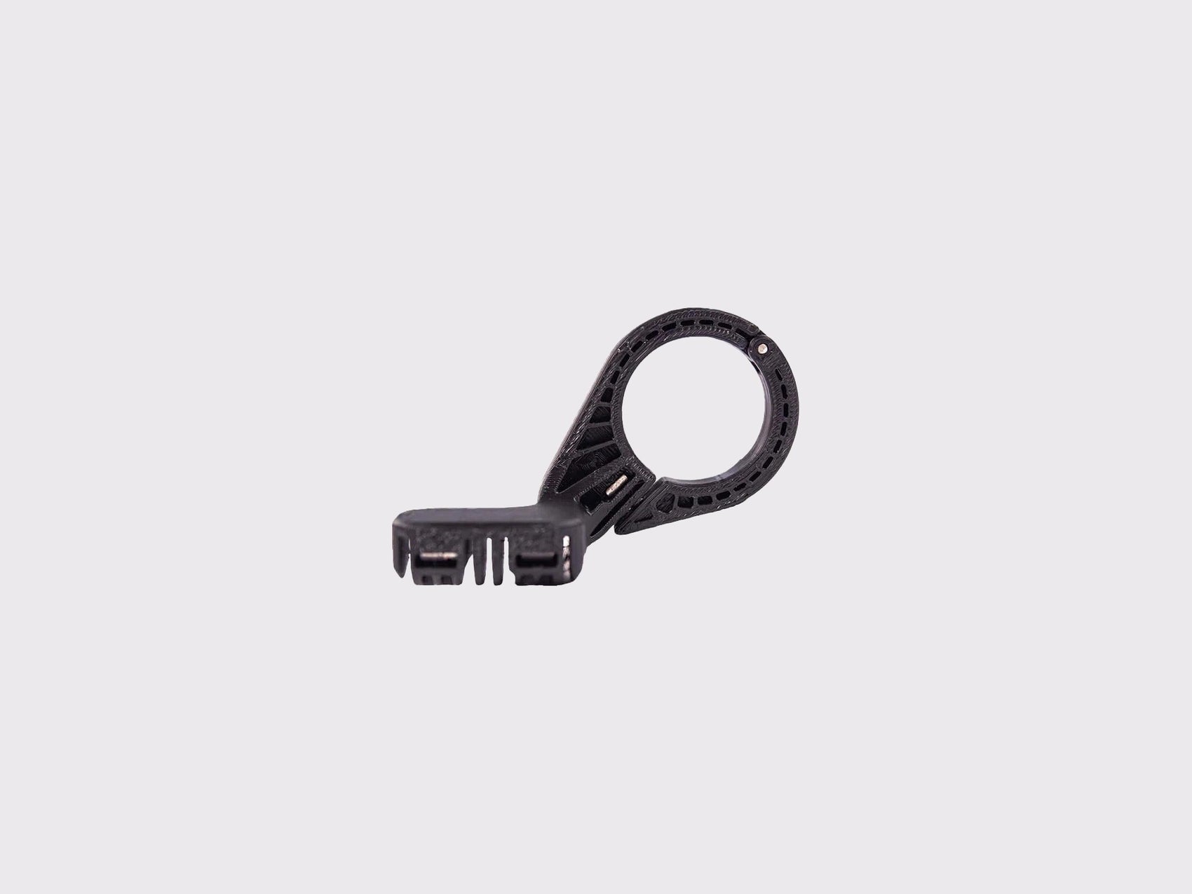 Fixation Cyclite Nano Handle Bar Mount 01 pour bikepacking, vue latérale exposant la structure évidée du bras de liaison et l'interface de connexion pour sacoche Nano.