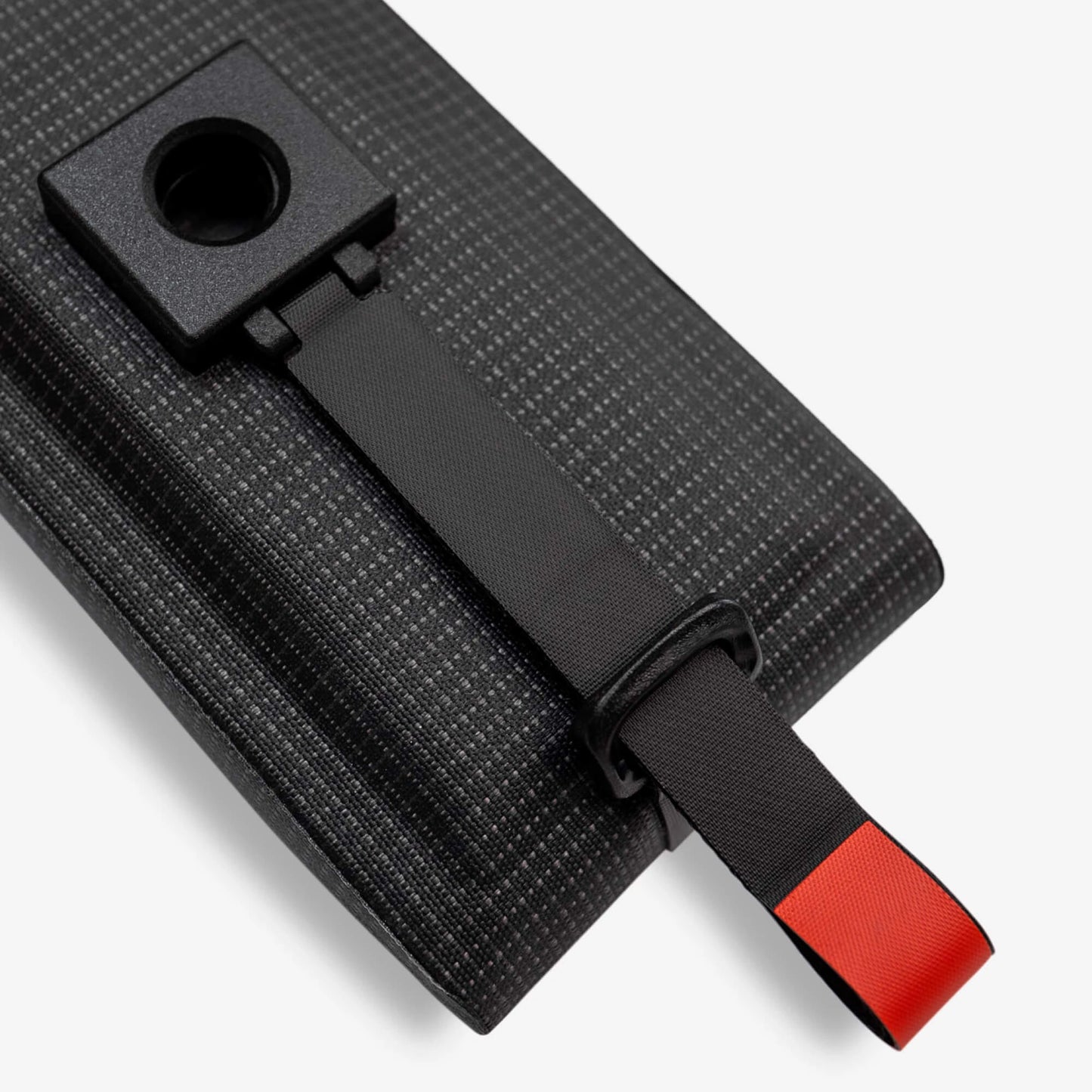 Détail du système de fixation magnétique rapide Nano Universal Mount sous la sacoche de cadre Cyclite noire, sangle de serrage technique et embase rigide. (Noir)