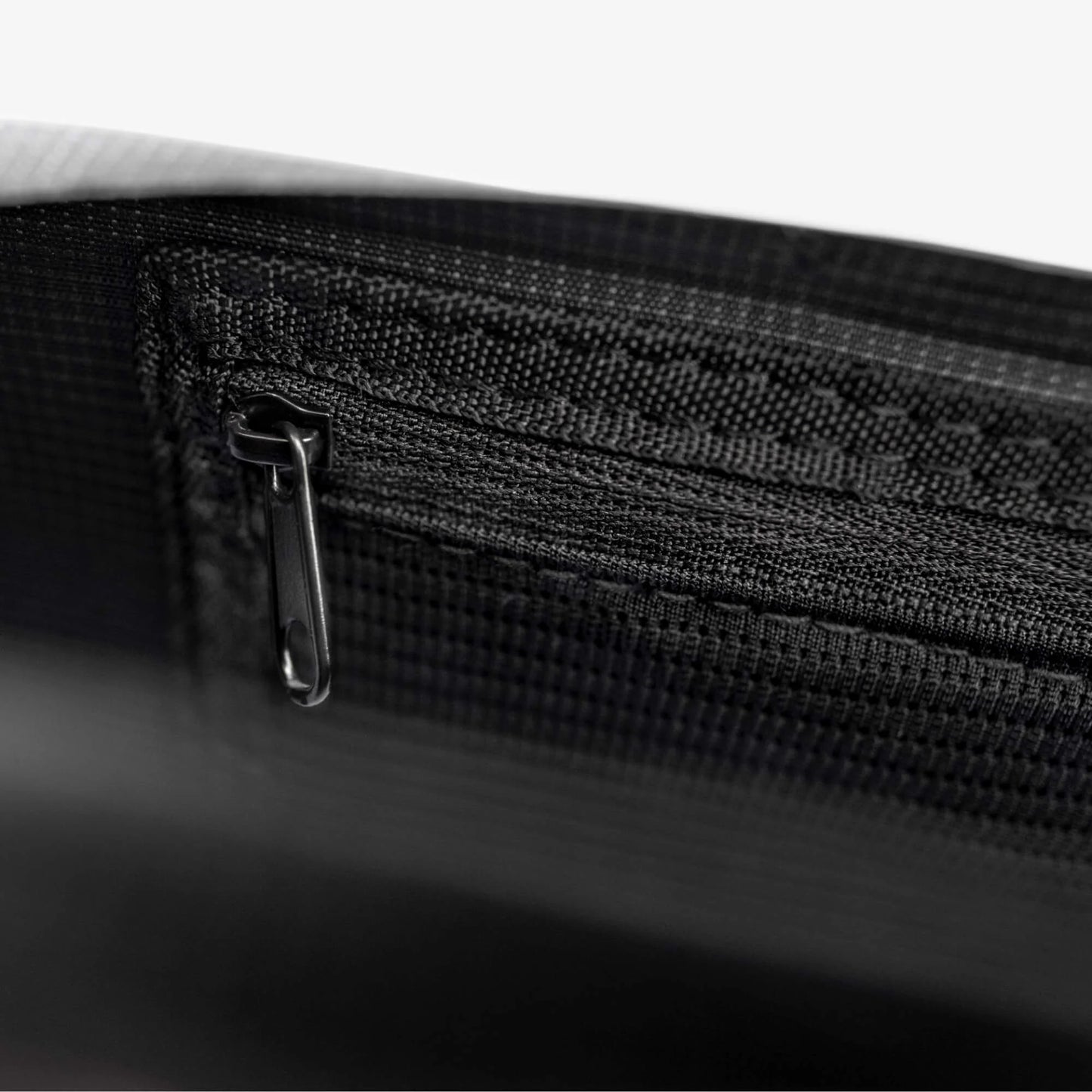 Détail intérieur de la sacoche Cyclite Top Tube Bag 03 avec fermeture éclair de la poche interne (Noir)