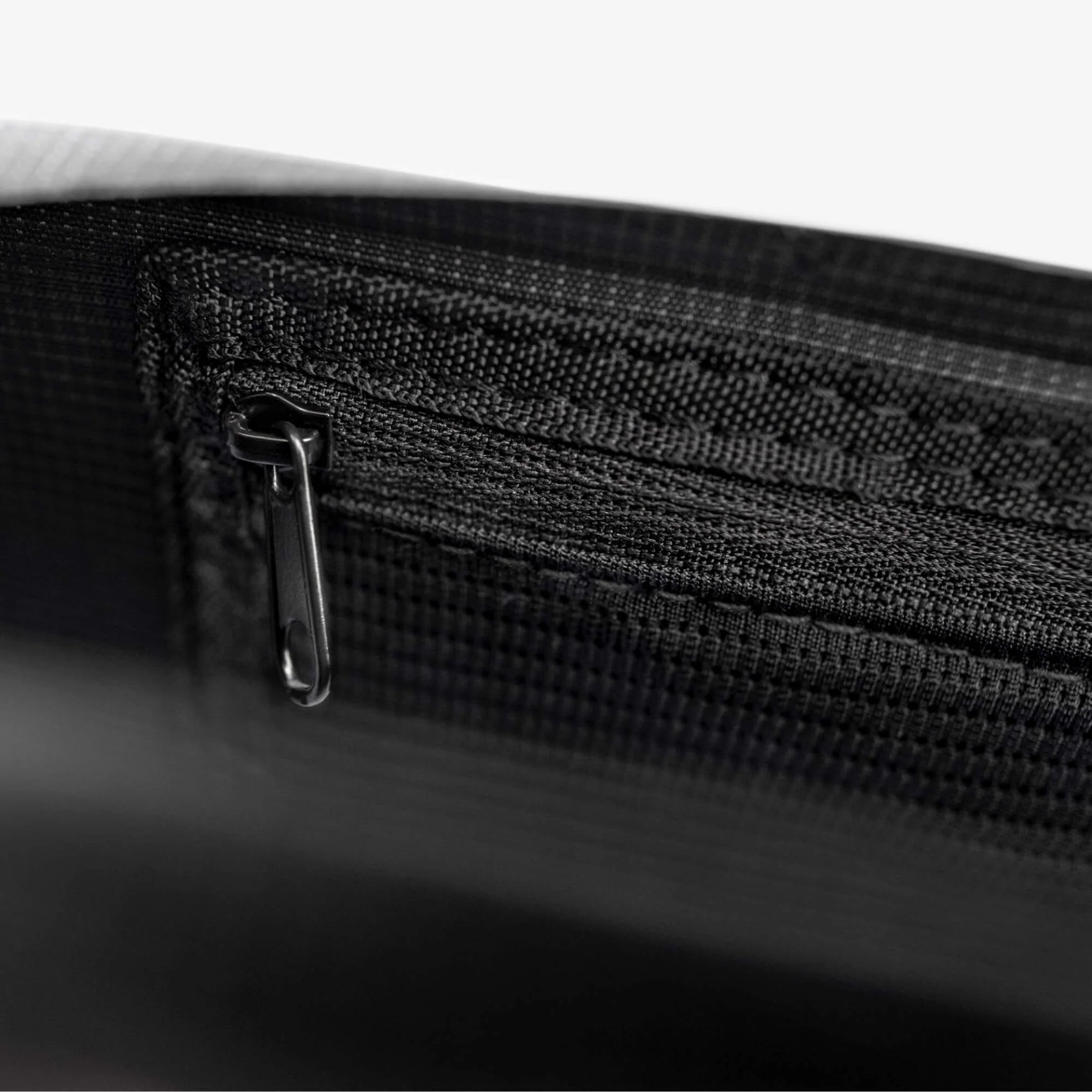 Détail intérieur de la sacoche Cyclite Top Tube Bag 03 avec fermeture éclair de la poche interne (Noir)